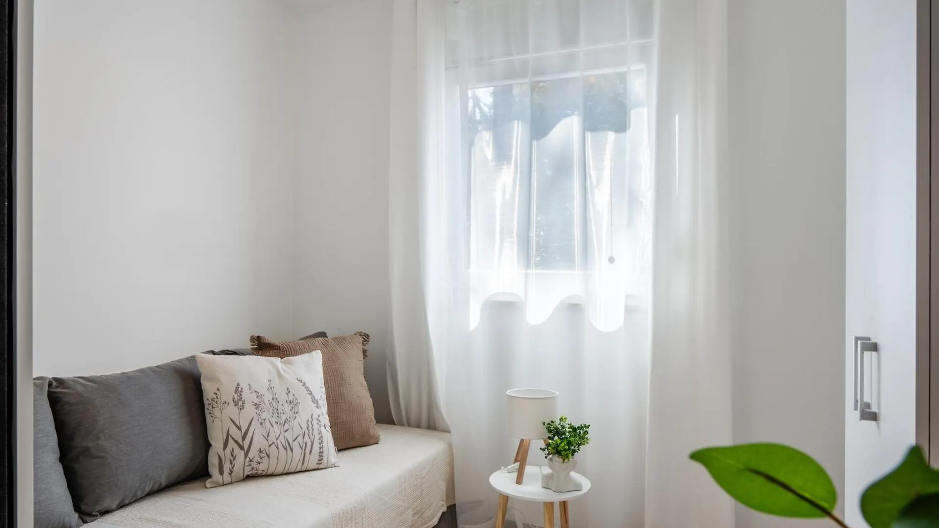 Apartments Quercus Vir 0*,  Croatia
