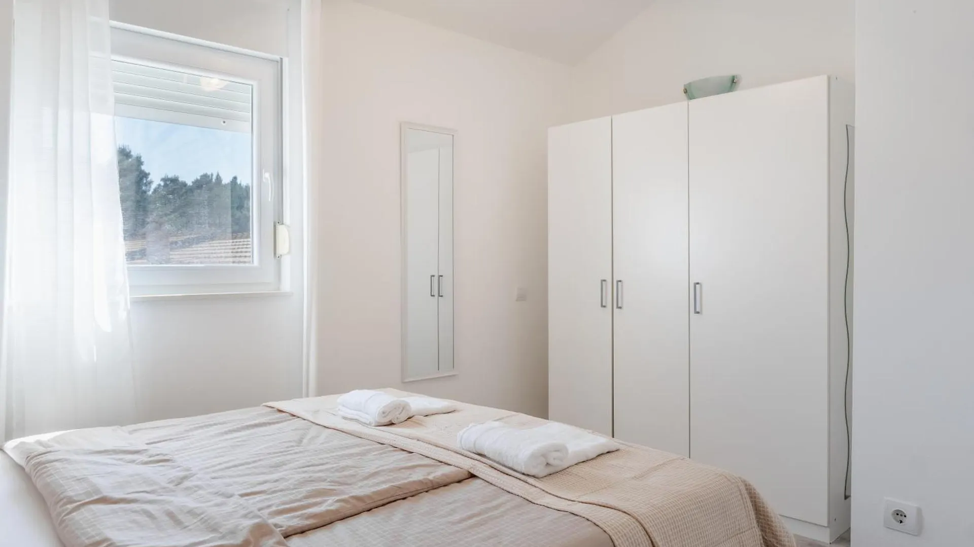 Apartments Quercus Vir 0*,